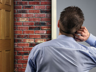 Anzugtraeger-Tuer-zugemauert-60676759-FO-Brian-Jackson