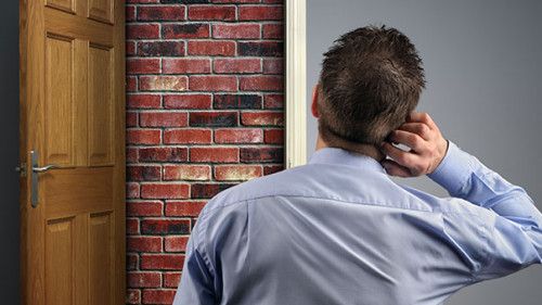 Anzugtraeger-Tuer-zugemauert-60676759-FO-Brian-Jackson