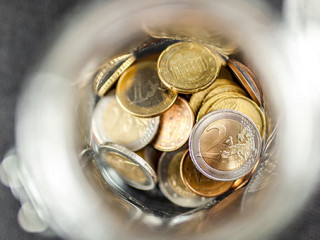 Muenzen-in-Einmachglas-204925116-AS-George-Dolgikh