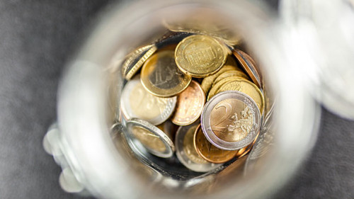 Muenzen-in-Einmachglas-204925116-AS-George-Dolgikh