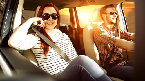 Paar-in-Auto-285272423-AS-magdal3na