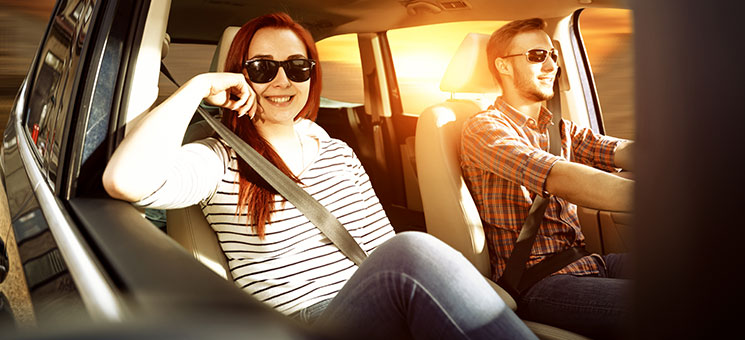 Paar-in-Auto-285272423-AS-magdal3na