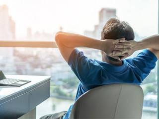 Mann-Laptop-298291307-AS-Chinnapong