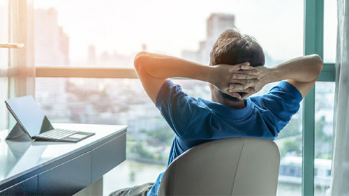 Mann-Laptop-298291307-AS-Chinnapong