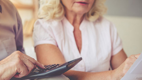 Rentnerpaar-kalkuliert-123273897-AS-VadimGuzhva