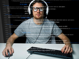 Hacker-110397448-FO-Syda-Productions