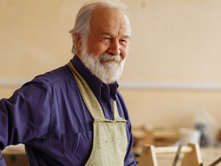 Handwerker-Senior-Werkstatt-205790835-AS-alfa27