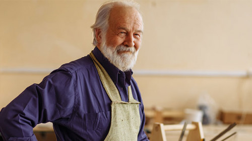 Handwerker-Senior-Werkstatt-205790835-AS-alfa27