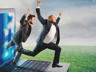 Anzugtraeger-aus-laptop-143094325-AS-alphaspirit