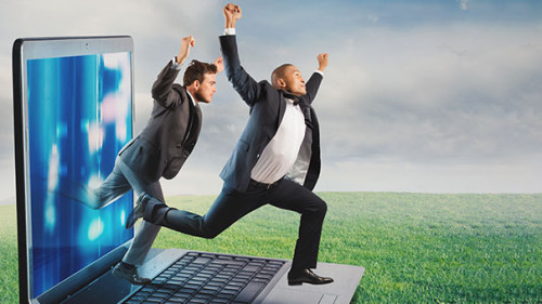 Anzugtraeger-aus-laptop-143094325-AS-alphaspirit