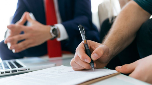 Anzugtraeger-Paar-Unterschrift-150655376-AS-nenetus