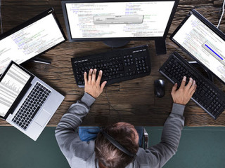 Mann-vier-Bildschirme-182989517-FO-Andrey-Popov