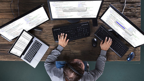 Mann-vier-Bildschirme-182989517-FO-Andrey-Popov