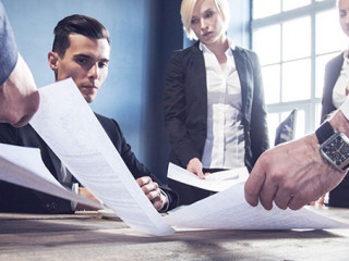 Anzugtraeger-Office-Papier-119083295-FO-alotofpeople