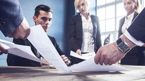 Anzugtraeger-Office-Papier-119083295-FO-alotofpeople