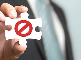 Anzugtraeger-Puzzle-Stop-103019773-FO-Jamrooferpix