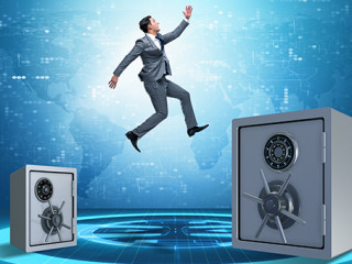 Anzugtraeger-Tresore-140418734-FO-Elnur