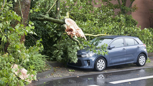 Unwetterschaden-an-Pkw-168611601-AS--akf