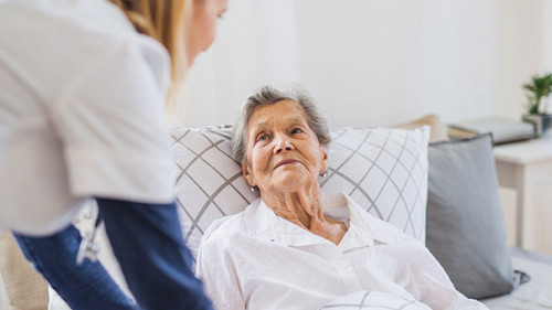 Rentnerin-wird-gepflegt-234500470-AS--Halfpoint