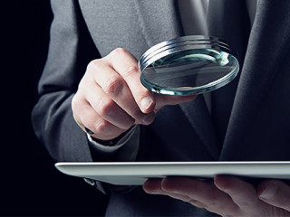 Anzugtraeger-Lupe-Tablet-227797475-AS-alphaspirit