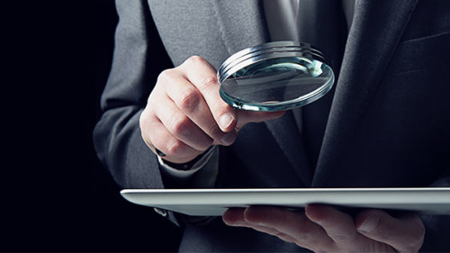 Anzugtraeger-Lupe-Tablet-227797475-AS-alphaspirit