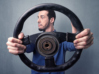 Mann-Lenkrad-entruestet-214363431-FO-ra2-studio