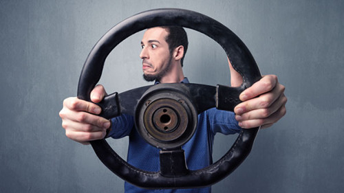 Mann-Lenkrad-entruestet-214363431-FO-ra2-studio