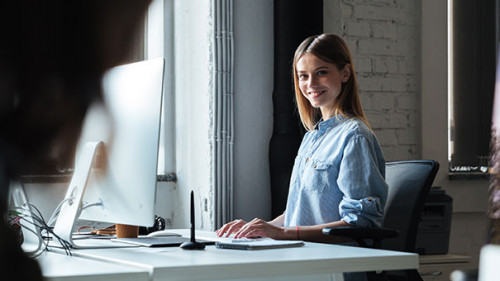 Frau-Office-159403410-AS-Drobot-Dean