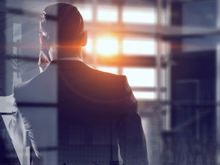 Anzugtraeger-Telefonat-159090483-AS--Sergey-Nivens