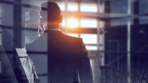 Anzugtraeger-Telefonat-159090483-AS--Sergey-Nivens