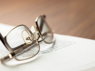 Brille-auf-Dokument-228155586-FO-BillionPhotos-com