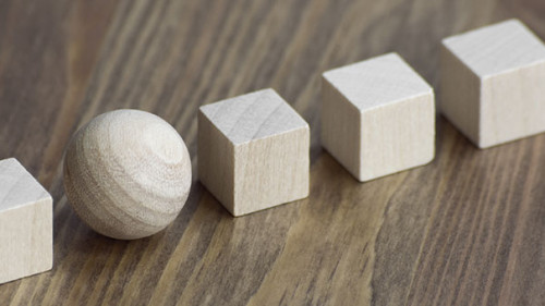 Wuerfel-Kugel-52499161-FO-Daniel-Coulmann