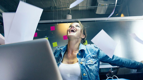 Frau-wirft-mit-Papier-162981660-FO-Bluehousestudio