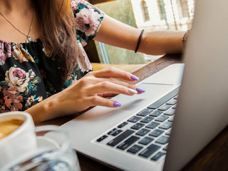 Frau-Laptop-Kaffee-1851464-PB-Pexels