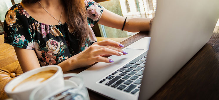 Frau-Laptop-Kaffee-1851464-PB-Pexels