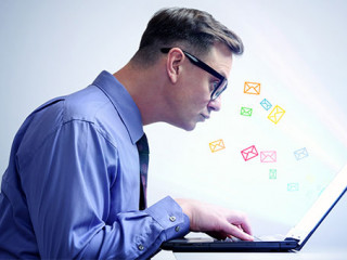 Anzugtraeger-Laptop-Emails-135792525-FO-afxhome