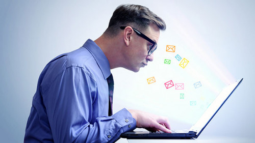 Anzugtraeger-Laptop-Emails-135792525-FO-afxhome