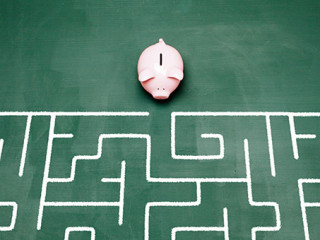 Sparschwein-vor-Labyrinth-78857198-FO-lemontreeimages