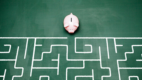 Sparschwein-vor-Labyrinth-78857198-FO-lemontreeimages