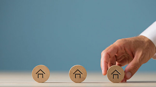 Haus-Hand-299193702-AS-Gajus