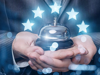 Anzugtraeger-Klingel-Sterne-298135387-AS-natali-mis