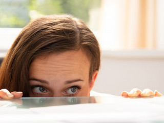 Frau-versteckt-sich-226003118-FO-Andrey-Popov