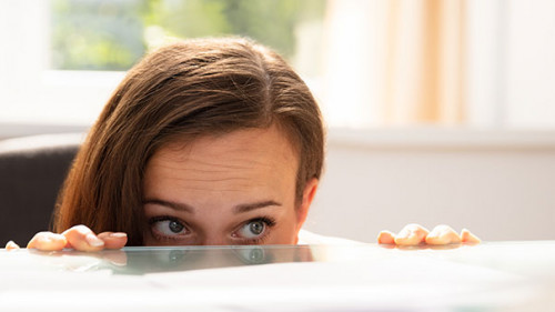 Frau-versteckt-sich-226003118-FO-Andrey-Popov