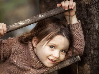 Maedchen-auf-Strickleiter-262855953-AS-natalialeb