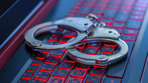 Handschellen-auf-Tastatur-192944731-FO-surachat