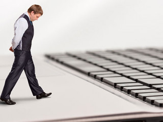 Anzugtraeger-auf-Laptop-72836477-FO-Nomad-Soul