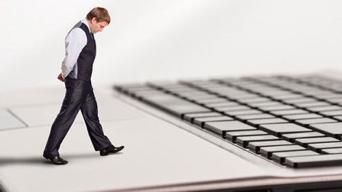 Anzugtraeger-auf-Laptop-72836477-FO-Nomad-Soul