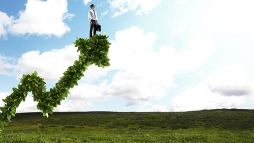 Anzugtraeger-auf-gruenem-Pfeil-222732472-FO-Sergey-Nivens