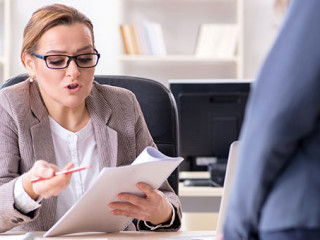 Anzugtraegerinnen-diskutieren-203778862-FO-Elnur