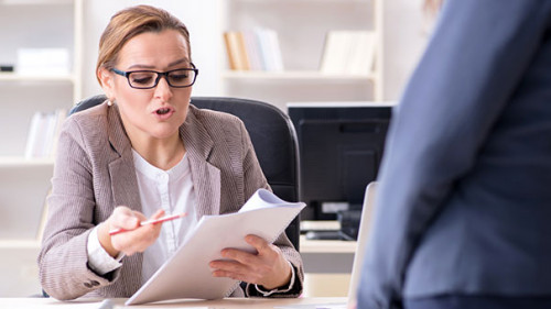 Anzugtraegerinnen-diskutieren-203778862-FO-Elnur